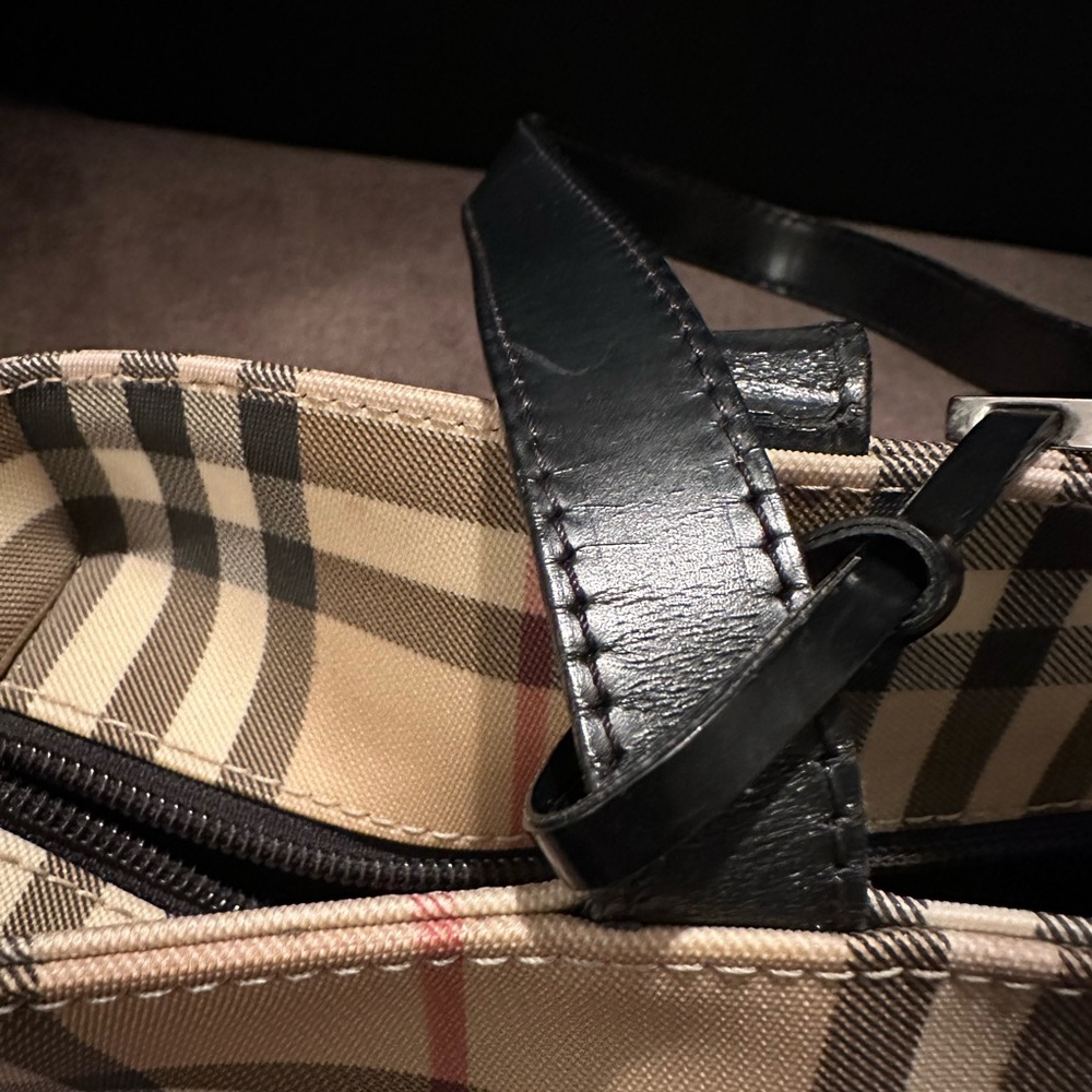 Vintage Burberry shoulder bag with zip closure - Picture 13 of 16